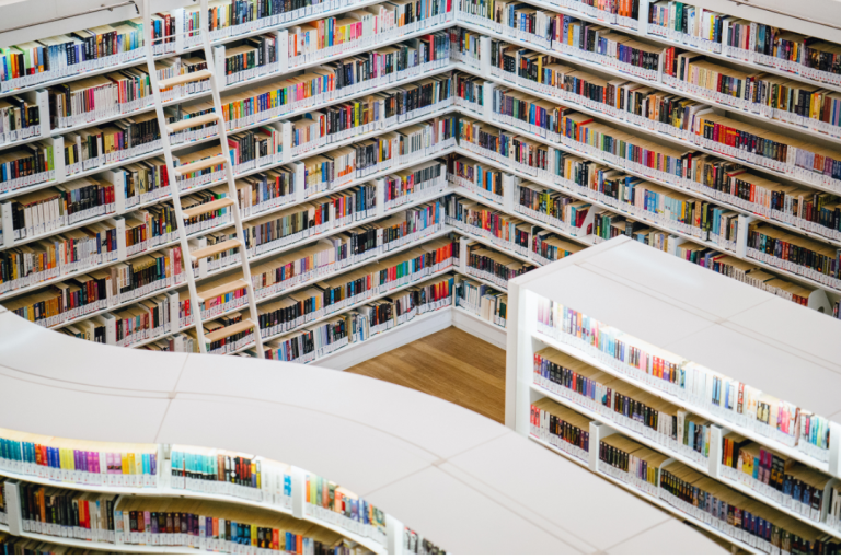Viele Bücher in hohen Regalen. Eine moderne Bibliothek