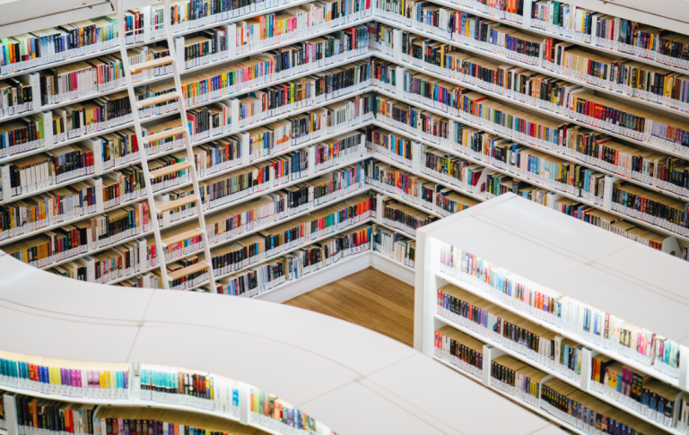 Viele Bücher in hohen Regalen. Eine moderne Bibliothek