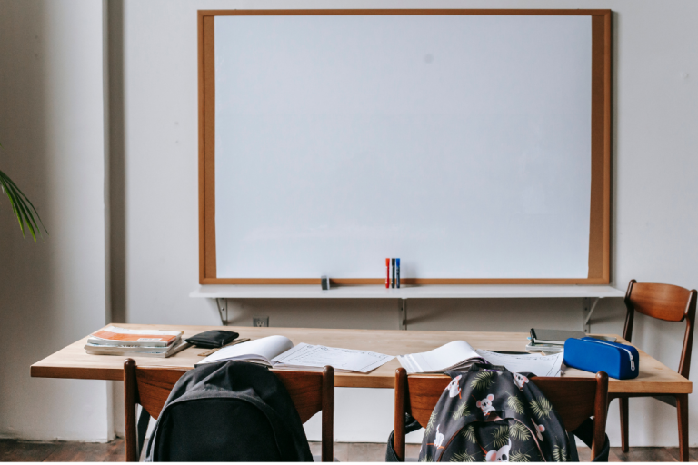 Ein Klassenzimmer mit Tafel, Tisch und Stühlen