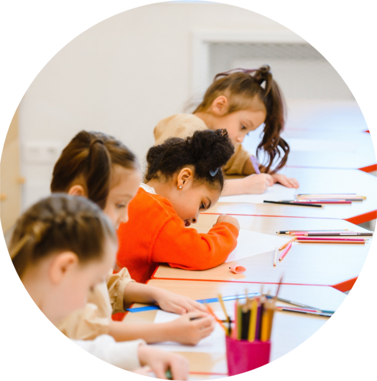 Fachlektorat Bildung Ein Klassenzimmer mit Tafel, Tisch und Stühlen